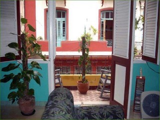 Salón y balcón del apartamento de Frank en la Habana