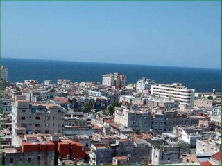 Vista al mar y la ciudad desde el apartamento de Ana Rosa en la Habana